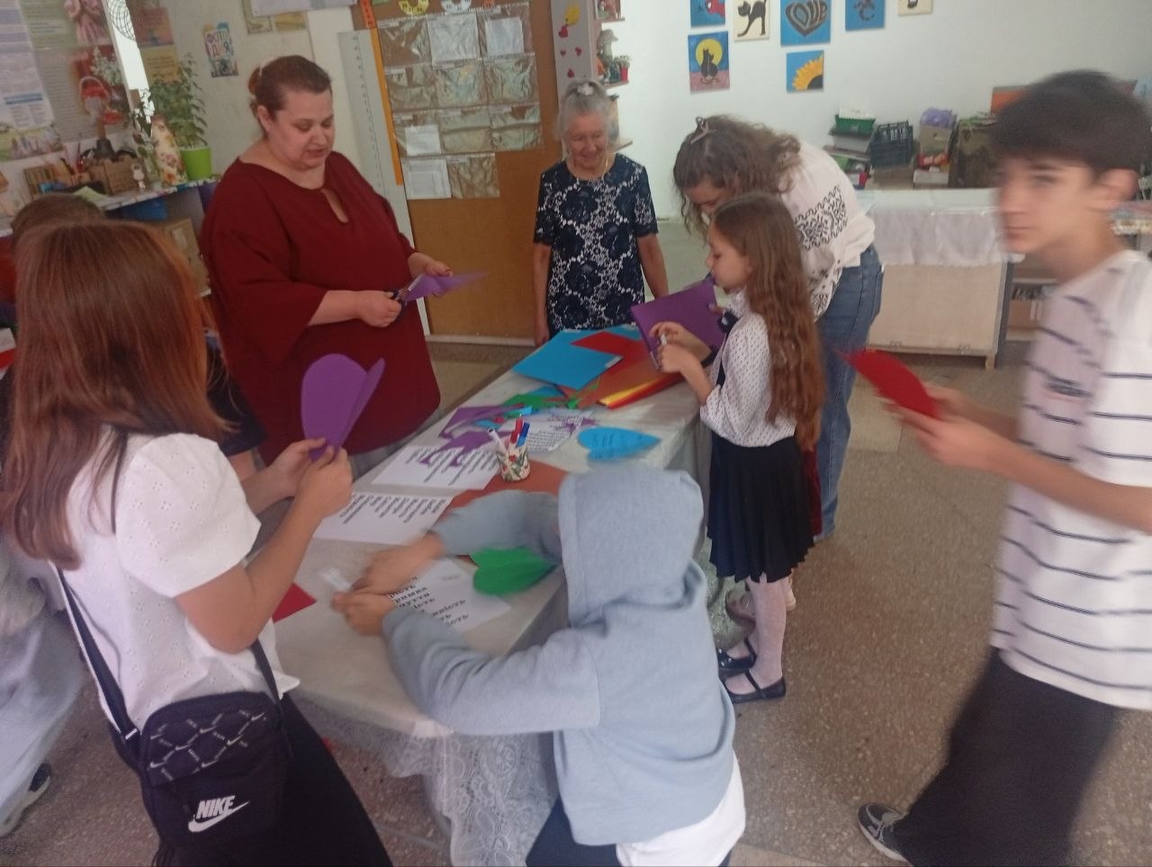 Учні та вчителі створюють паперові символи цінностей